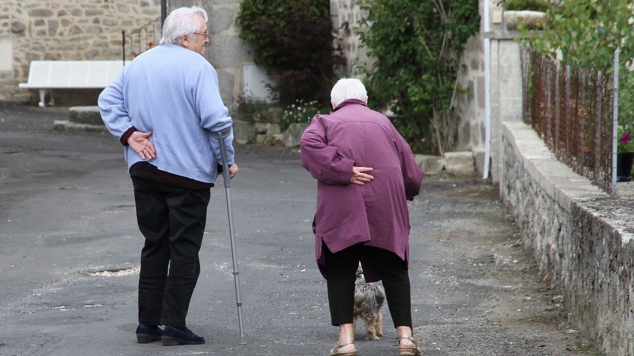 anziani che camminano